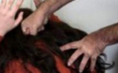 Para defender filha, mulher tem a cabeça socada em capô de carro