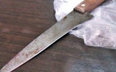 Casal briga e mulher se esconde no quintal para agredir companheiro com faca