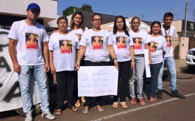 Família protesta na frente do Fórum; julgamento de padrasto que matou cabeleireira deve durar um dia 