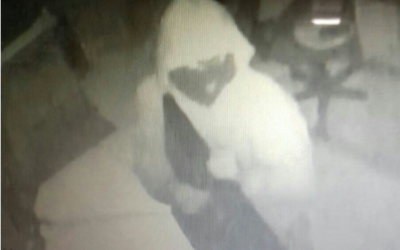 Câmeras registram ladrão invadindo e furtando laboratório 