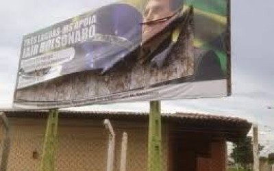 “Demos uma facadinha, já que não pega fogo”, diz universitário sobre vandalismo em placa do Bolsonaro