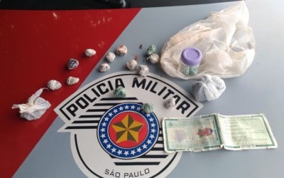 Homem é preso após PM descobrir drogas escondidas em medidor de energia