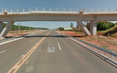 Caminhão carregado com máquina agrícola bate e danifica viaduto do contorno ferroviário 