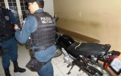 Após empinar moto, jovem é perseguido e preso pela polícia