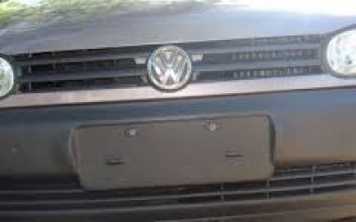 Na cidade dos furtos, até placa de carro é levada por ladrão 