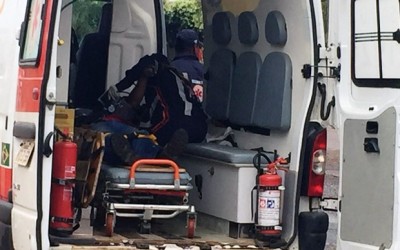 Motociclista perde controle da direção e colide contra parede de residência