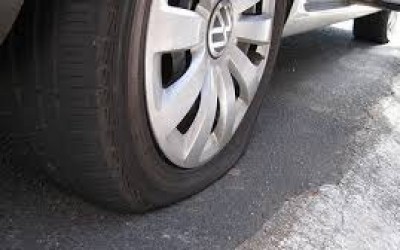 Inconformado com separação, ex fura pneu de carro e corta proteção de janela 