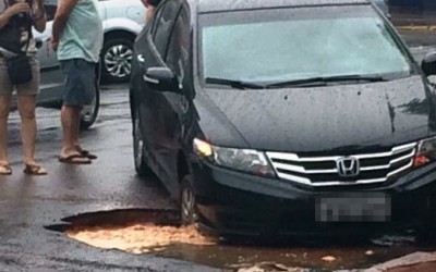 Honda City fica preso em buraco em plena área central da cidade 