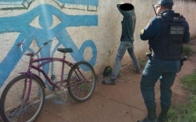 Menor tenta chamar atenção de namorada em escola e acaba apreendido