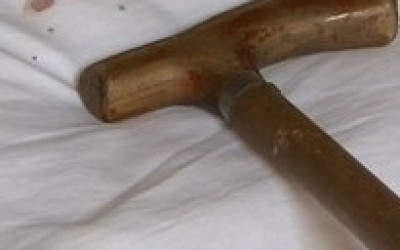 Com bengala, homem ordena que mulher ande a pé por 12 km