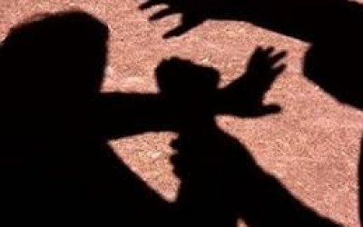 Durante briga, mulher esfrega boletim de ocorrência no rosto de mulher 