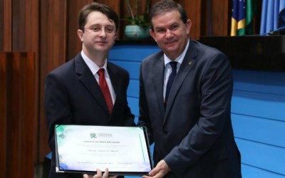 Deputado Eduardo Rocha entrega título e comendas a personalidades sul-mato-grossenses