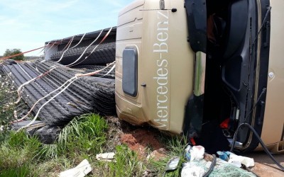 Motorista fica ferido após tombar carreta na MS-112