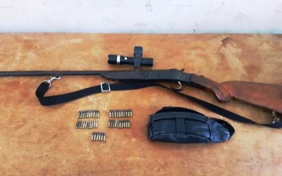 Espingarda e munições escondidas em telhado são apreendidas pela Força Tática