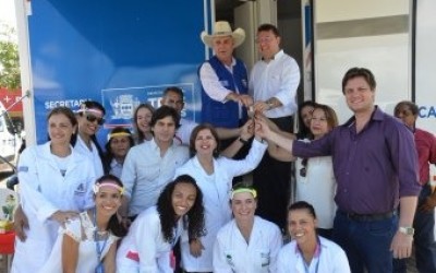 Prefeitura de Três Lagoas recebe trailer odontológico doado pela Fibria