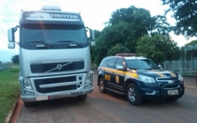 Carreta Volvo clonada é apreendida pela PRF de Três Lagoas