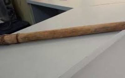 Dono de tapeçaria ameaça e agride funcionário com pedaço de pau