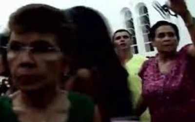 Para escapar da morte, mulher se refugia dentro de igreja 