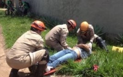 Acidente entre moto e trator mobiliza equipes do Corpo de Bombeiros 