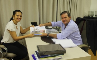 Deputado Eduardo Rocha recebe vereadora de Ribas do Rio Pardo