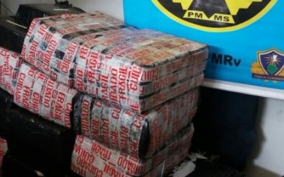 Carro que furou bloqueio policial tinha 420 quilos de maconha 