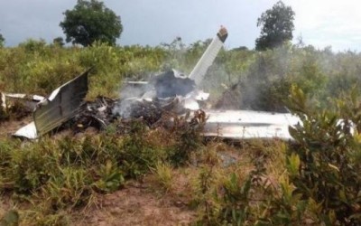 Destroços de avião são recolhidos de local da queda pela Polícia Civil