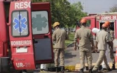 Acidente entre moto e carro deixa uma pessoa ferida