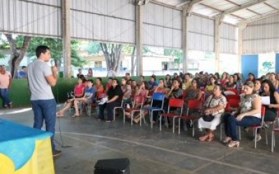 Pais, alunos e professores prestigiam palestra sobre depressão e suicídio 