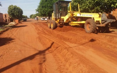 Prefeitura de Três Lagoas realiza patrolamento e cascalhamento em ruas do Bairro Oiti