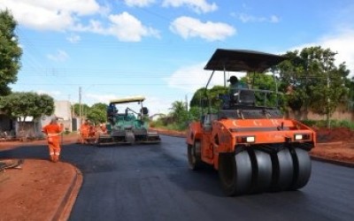 Ruas do Bairro Vila Alegre começam a receber asfalto após conclusão de obra de drenagem