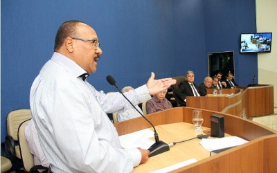 Comerciários e médium são homenageados por relevantes serviços prestados ao município‏