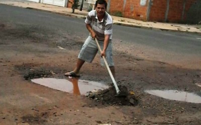Por conta própria, três-lagoense inicia operação tapa buracos no bairro Vila Nova
