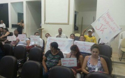 Sem respostas da prefeitura, futuros moradores do residencial Orestinho se manifestam durante a sessão da câmara municipal