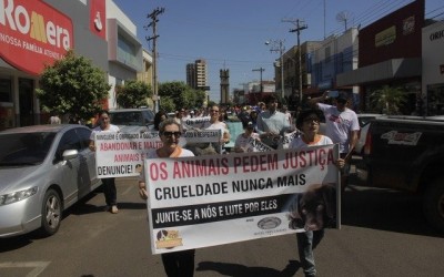 Passeata contra maus tratos de animais é realizada em Três Lagoas