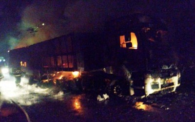 Bombeiros combatem incêndio em carreta no Jupiá