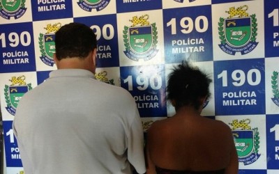 Mulher é flagrada comercializando drogas em sua residência