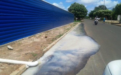 Construtora joga água suja na rua que cai livremente na Lagoa Maior 