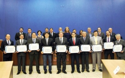 Vereadores concedem título a defensores, deputado e desembargadores