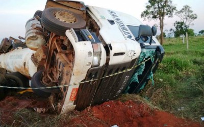 Caminhão tanque sai da pista e tomba às margens da MS-112 