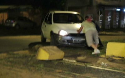 Motorista supostamente embriagado invade canteiro central de avenida 