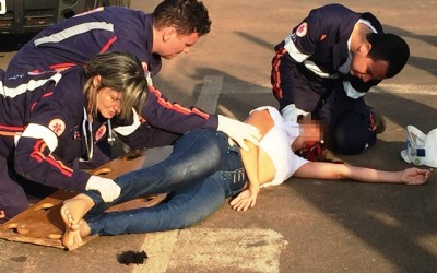 Após acidente, ciclista é arremessada contra para-brisa de veículo no Santa Terezinha 