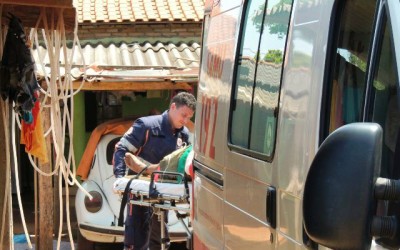 Pedreiro que fazia reparos em telhado cai de uma altura de 4 metros 