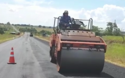 Distrito de Arapuá recebe quatro mil metros de recapeamento asfáltico e deve receber mais 500