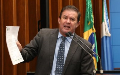 Eduardo Rocha apresenta ofício para que frigorífico de Cassilândia retome suas atividades