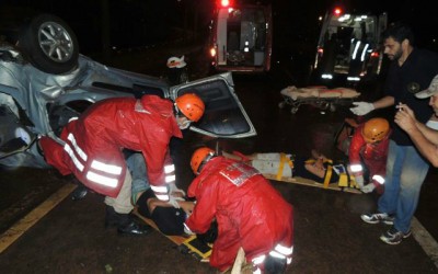 Carro capota e deixa quatro pessoas presas entre as ferragens no perímetro urbano da BR-262