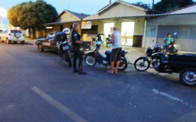 Idoso embriagado é flagrado simulando sirene da polícia