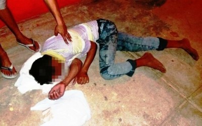 Homem agoniza na calçada por 30 minutos à espera de atendimento