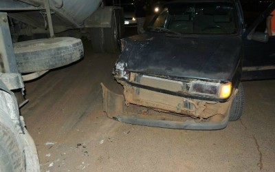 Condutor de veículo Fiat Uno bate em Carreta e foge do local