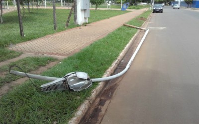 Veículo derruba poste de iluminação na Lagoa Maior e foge do local 