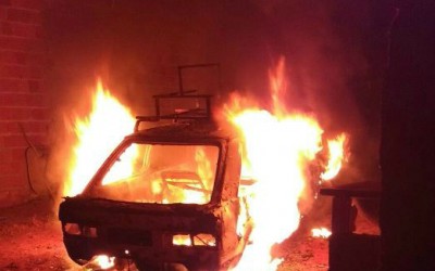 Incêndio destrói veículo no Jardim das Violetas